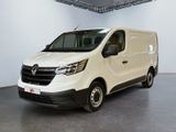 La camionnette blanche est garée dans une grande pièce.