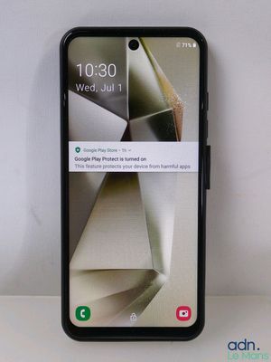 gros plan d'un téléphone portable posé sur une table