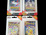 trois paquets de cartes à collectionner Pokémon dans un emballage en plastique, sur fond noir