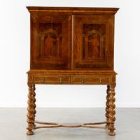 Armoire de style William & Mary sur pied, en placage de noye… (photo 3)