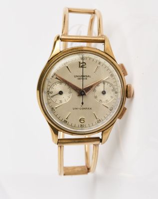une image d'un gros plan d'une montre-bracelet sur une surface blanche