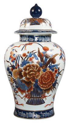 un vase muni d'un couvercle orné de fleurs