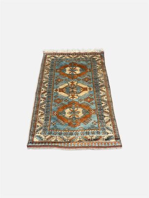 un tapis bleu et orange sur fond blanc
