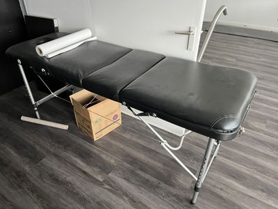 deux tables d'examen pliables en skaï noir et orange, un spo…