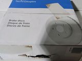 une boîte contenant une brosse à dents cassée