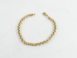 le bracelet orné de perles dorées