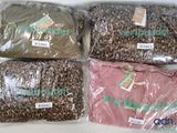 quatre sacs de vêtements sont emballés dans du plastique et posés sur une table