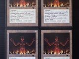 quatre cartes sur lesquelles figure l'image d'un démon, posées sur une table