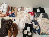 plusieurs paires de chaussures posées sur une table