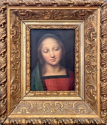 une image représentant un tableau d'une femme dans un cadre doré