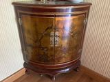 une armoire ornée d'un motif décoratif dans une pièce
