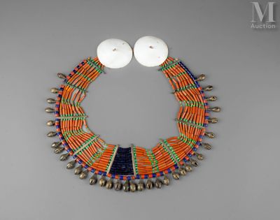 un collier composé de perles orange et bleues, avec deux perles blanches