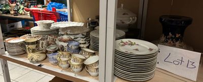 de nombreuses assiettes et bols sur les étagères du magasin