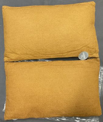 une paire de coussins jaunes sur lesquels est posée une pièce de monnaie