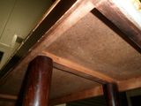 un gros plan sur une table en bois avec un plateau marron