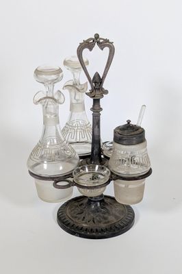 beaucoup d'objets en verre qui se trouvent sur la table