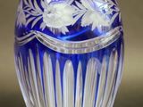 un vase en verre avec un motif bleu et blanc
