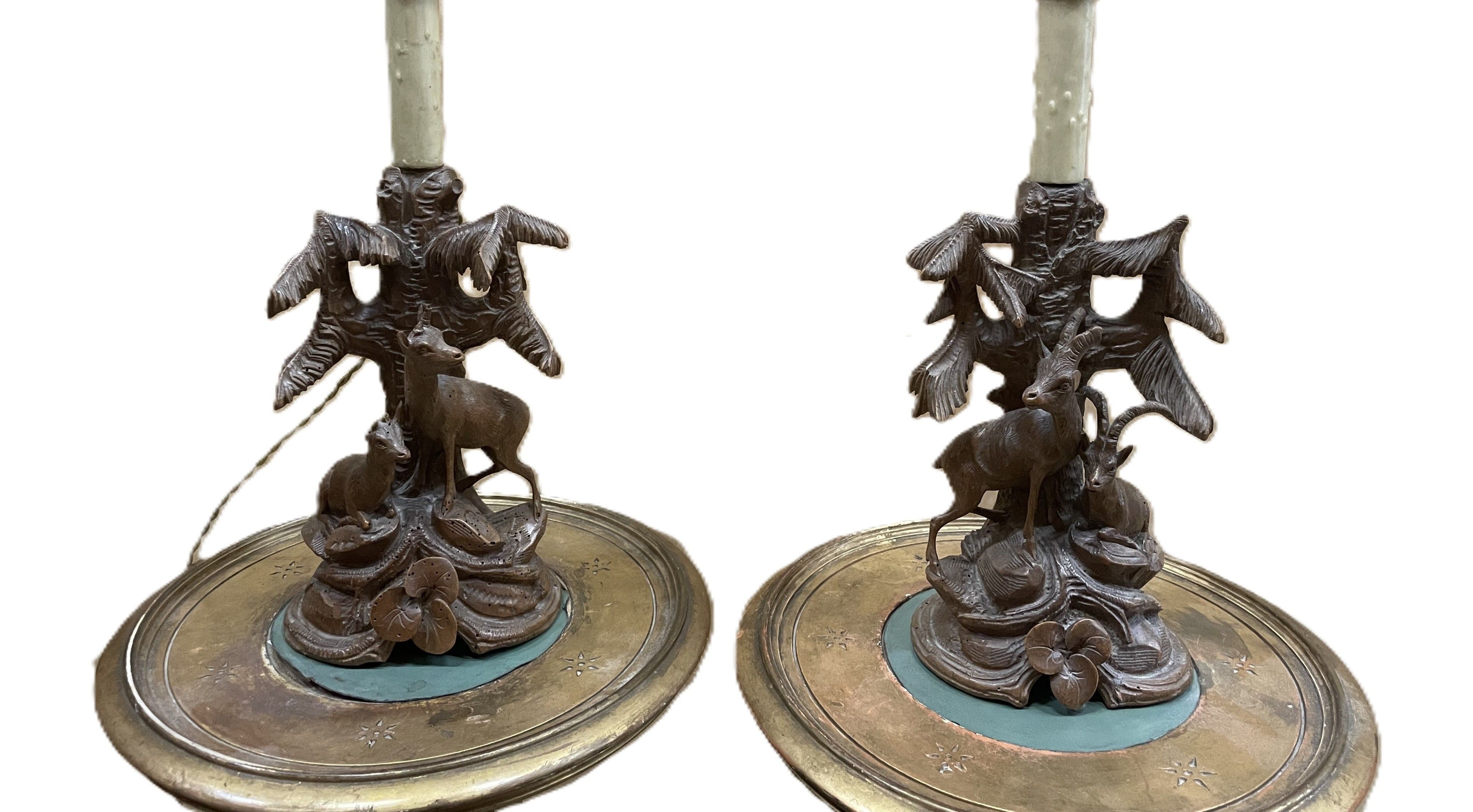 Deux lampes en bois sculpté représentant un couple de chamoi…
