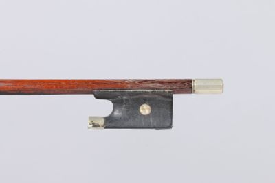 Archet de violon Allemand, en bois de pernambouc, monté mail…
