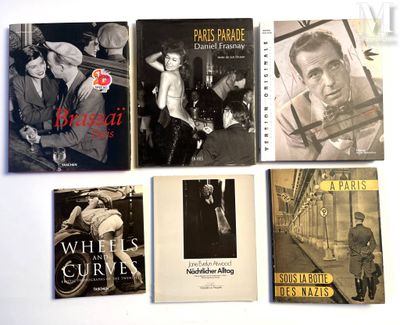plusieurs livres sont alignés sur une surface blanche