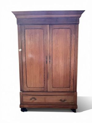 une armoire en bois surmontée de deux tiroirs