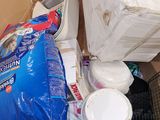 une boîte remplie d'objets posés sur le sol