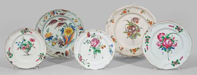 Fünf Teller mit Blumendekor Fayence. Forme ronde et passagèr…