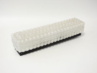 une image d'une œuvre d'art réalisée à partir de perles en plastique