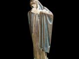 statue d'une femme portant un voile sur la tête, sur fond noir
