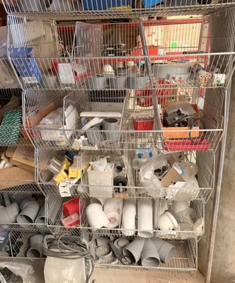 de nombreux objets disposés sur une grille métallique