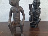 deux figurines posées côte à côte sur une table