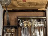 une boîte contenant un service d'argenterie