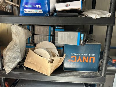 une étagère remplie d'objets hétéroclites dans un garage