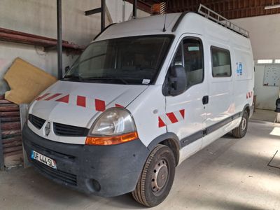 une camionnette garée dans un garage