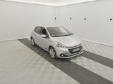 la petite voiture est garée dans le garage sur le sol en damier