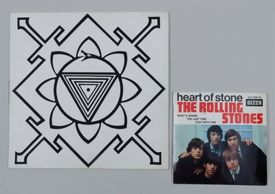 l'autocollant « Heart of Stone » des Rolling Stones et l'album des Rolling Stones