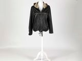une veste en cuir noir posée sur un mannequin, sur fond blanc