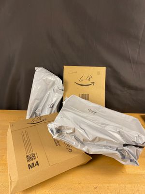 une boîte contenant une paire de sous-vêtements et une paire de chaussettes dans la boîte