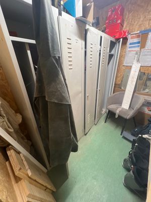 une pièce où se trouvent de nombreux casiers
