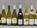 plusieurs bouteilles de vin sont alignées sur une table