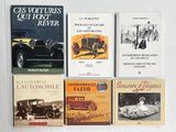 plusieurs livres posés sur une surface blanche, accompagnés de photos de voitures anciennes