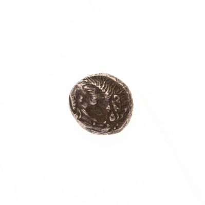 gros plan d'une pièce de monnaie sur une surface blanche avec un fond blanc