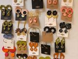 de nombreux modèles de boucles d'oreilles exposés sur le mur