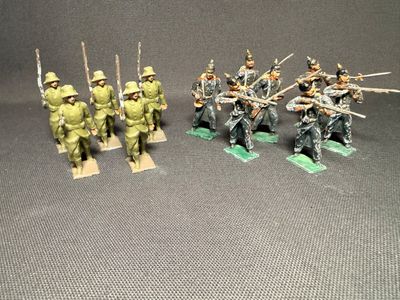 quelques petits soldats sont alignés et prêts à être peints