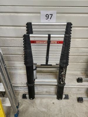 deux échelles posées l'une à côté de l'autre dans un magasin