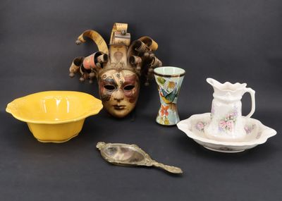 un bol, une cuillère et un masque posés sur une table