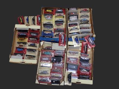 de nombreux modèles différents de petites voitures dans une boîte