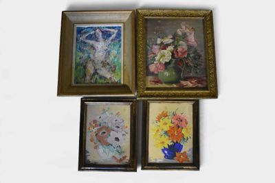 trois tableaux encadrés représentant des fleurs et un vase sur un fond blanc