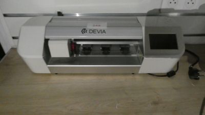 une machine posée sur un comptoir