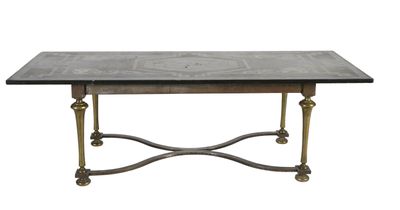 une image représentant une table avec un plateau en marbre et des pieds en métal